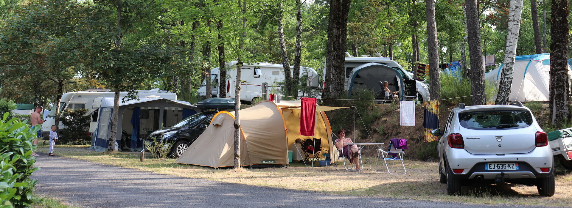 Emplacements au Camping du Lac - Neuvic